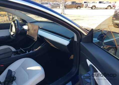 2018 Tesla Model 3 Long Range/Performance z USA, uszkodzony, nr VIN 5YJ3E1EB3JF101079